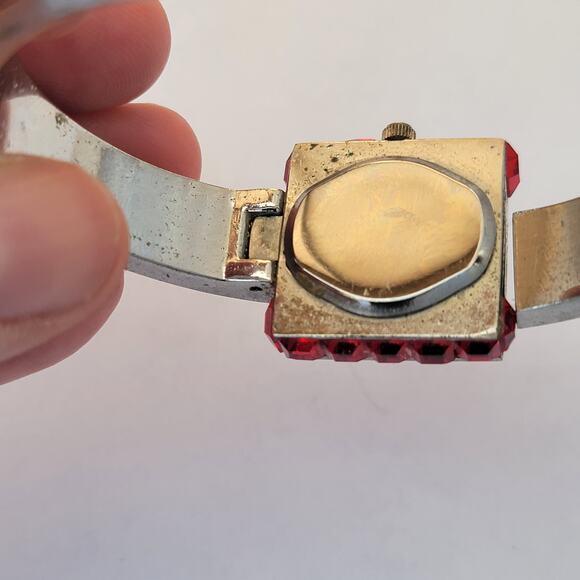 Vintage Watches Ladies Red Crystal Bangle Quartz Watch with Silver Dial - Picture 9 of 10